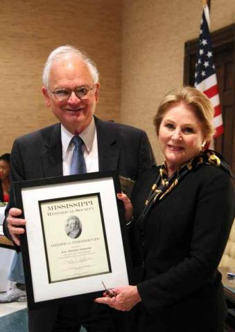 Outgoing President Ann Atkinson Simmons